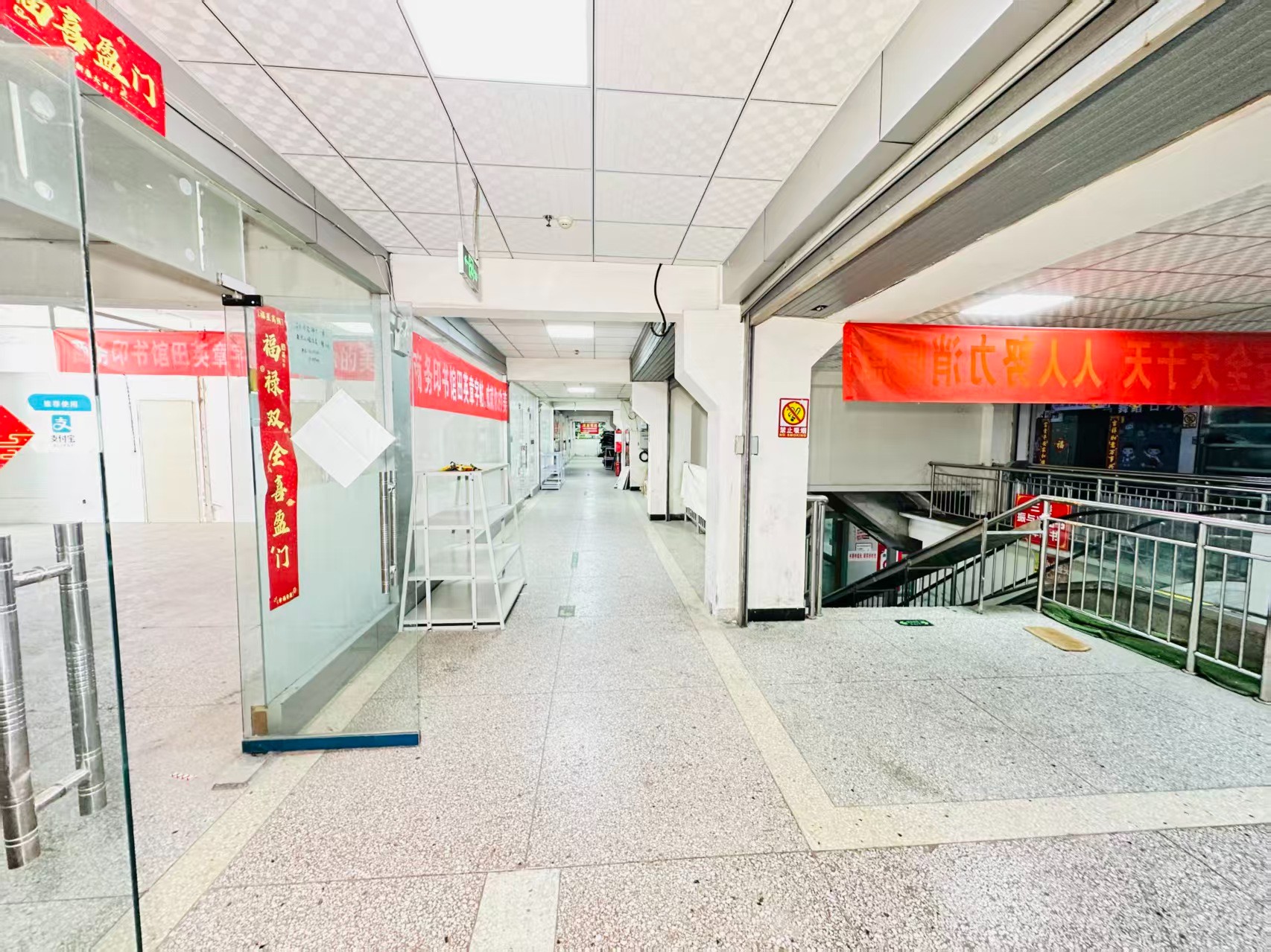 洛宜路引入人工智能技术应用场景，推动AI与商业、零售、电商、企业服务等领域融合发展。
