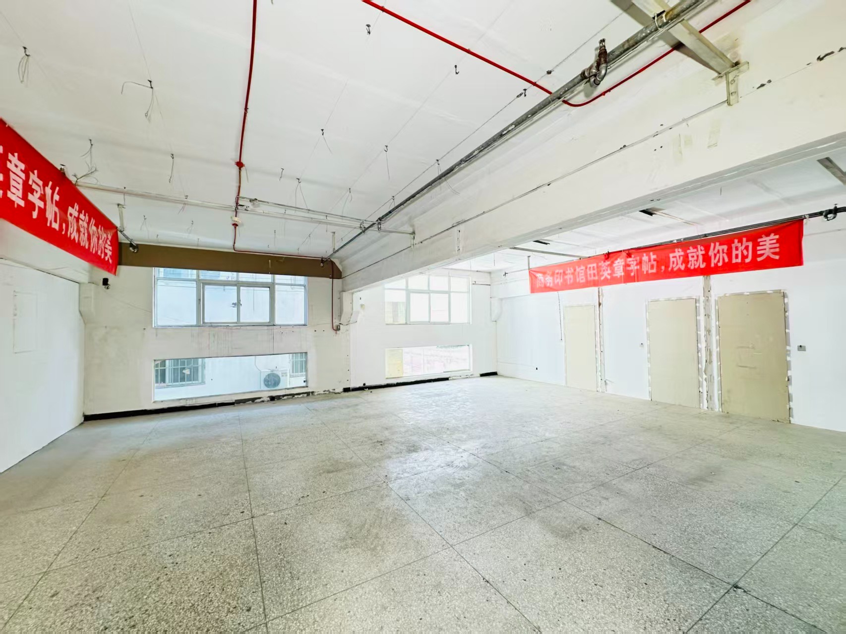 洛宜路重点吸引人工智能应用、数字经济、电商直播、智能制造服务、软件开发、科技创新企业及创业团队入驻